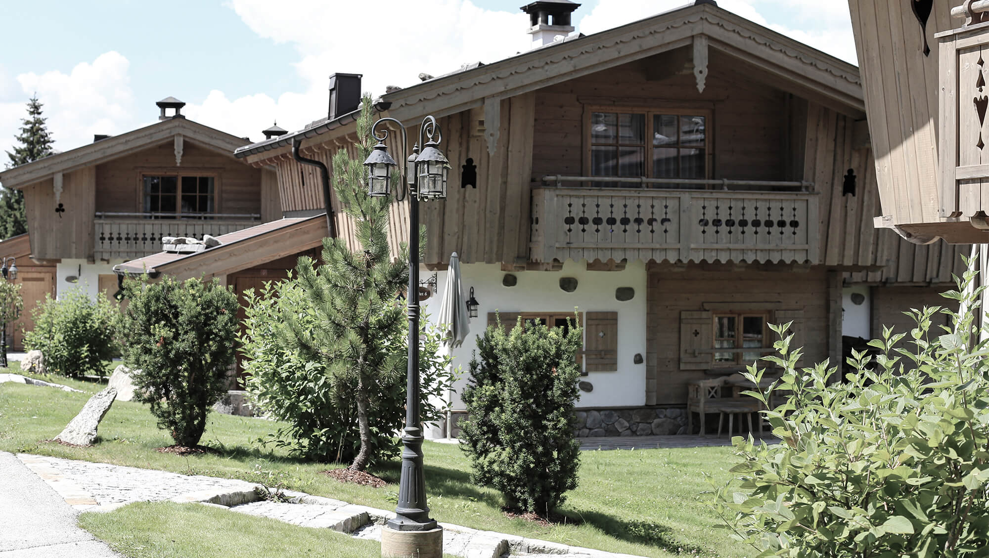 Wellnesshotel: INNs HOLZ Chaletdorf Garten im Sommer - INNs HOLZ Chaletdorf - Hotel | Umgebung