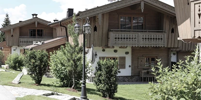 Wellnessurlaub - Private Spa - Otterbach (Sankt Florian am Inn) - INNs HOLZ Chaletdorf Garten im Sommer - INNs HOLZ Chaletdorf