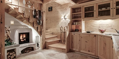 Wellnessurlaub - Private Spa - Otterbach (Sankt Florian am Inn) - INNs HOLZ Chalet Küche mit Blick auf den Kamin - INNs HOLZ Chaletdorf