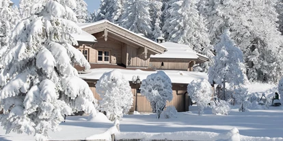 Wellnessurlaub - Private Spa - Otterbach (Sankt Florian am Inn) - INNs HOLZ Chalet im Winter - INNs HOLZ Chaletdorf