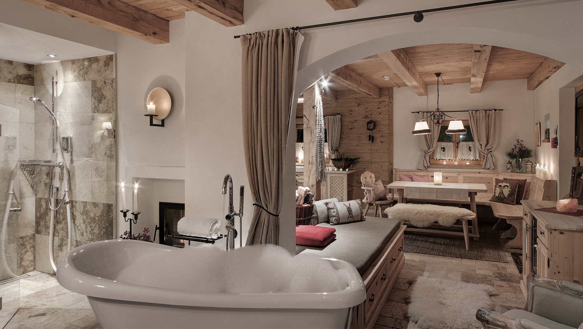 Wellnesshotel: INNs HOLZ Chalet Private Spa mit Lifestyle-Badewanne samt Blick auf den Kamin und den Chalet-Wohnraum - INNs HOLZ Chaletdorf - Zimmer | Suiten