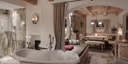 Wellnessurlaub - Private Spa - Otterbach (Sankt Florian am Inn) - INNs HOLZ Chalet Private Spa mit Lifestyle-Badewanne samt Blick auf den Kamin und den Chalet-Wohnraum - INNs HOLZ Chaletdorf