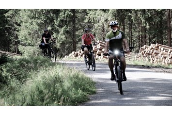 Wellnesshotel: INNs HOLZ Chaletdorf im Sommer Radfahren Mountainbike - INNs HOLZ Chaletdorf