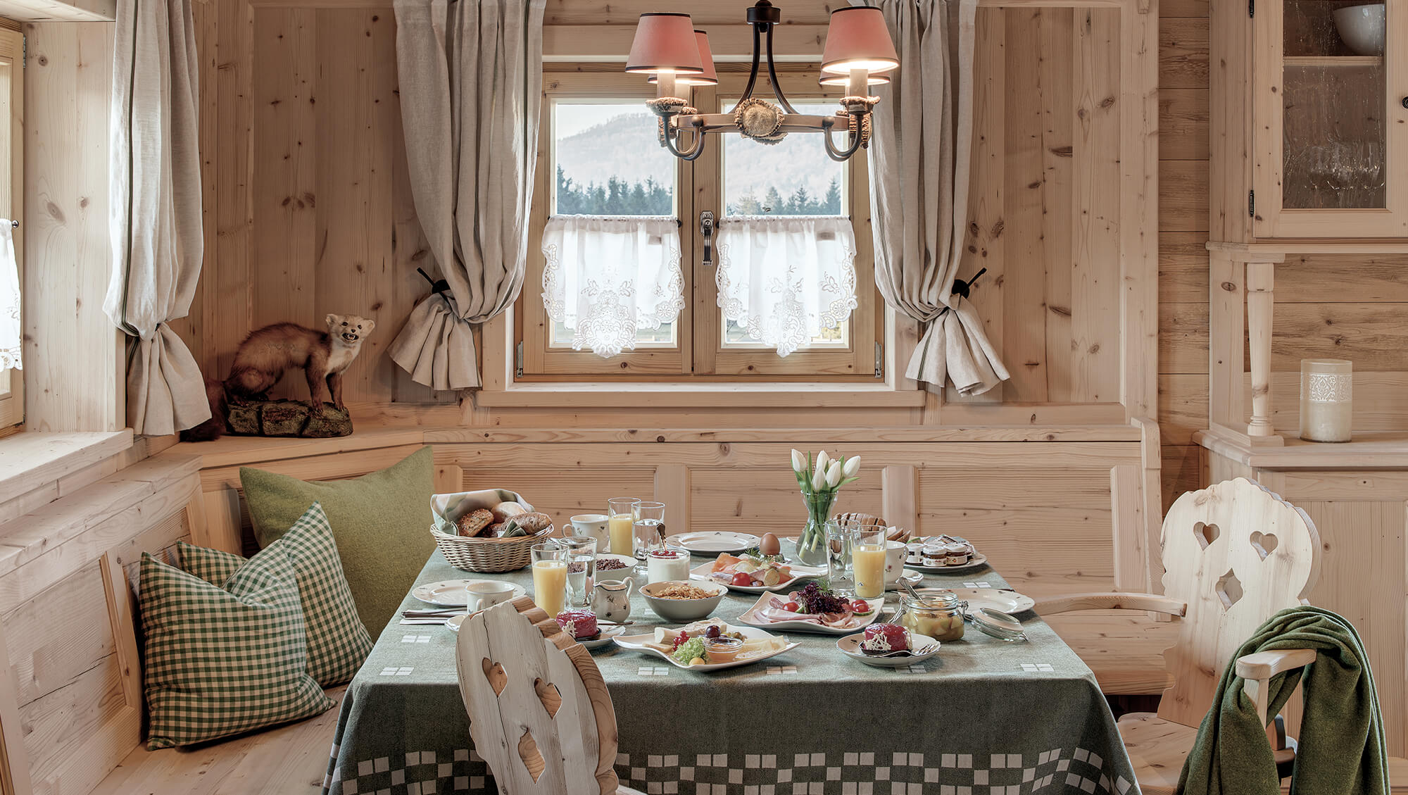 Wellnesshotel: INNs HOLZ Chaletdorf täglich ins Chalet serviertes Gourmet-Frühstück - INNs HOLZ Chaletdorf - Kulinarik | Restaurant, Zimmer | Suiten