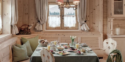 Wellnessurlaub - Private Spa - Otterbach (Sankt Florian am Inn) - INNs HOLZ Chaletdorf täglich ins Chalet serviertes Gourmet-Frühstück - INNs HOLZ Chaletdorf