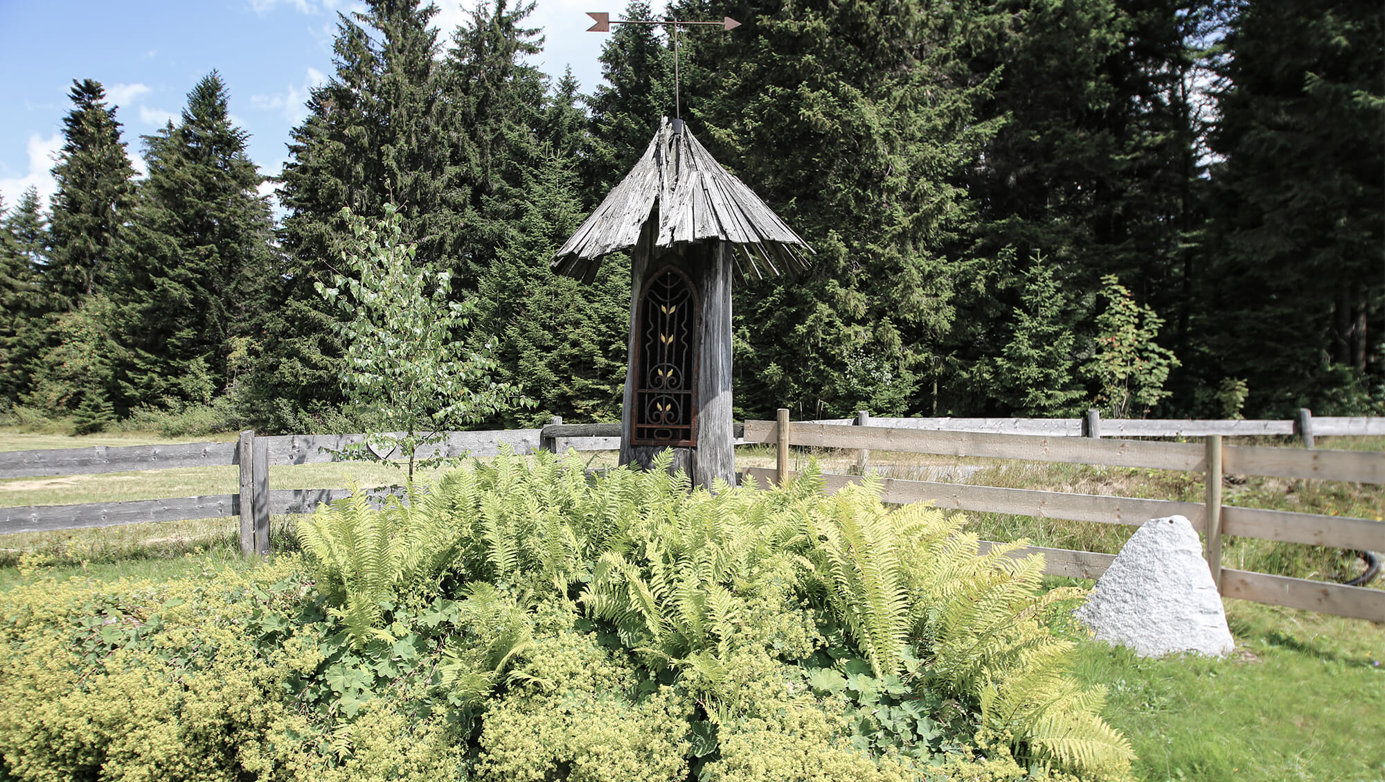 Wellnesshotel: INNs HOLZ Chaletdorf Kapelle im Sommer - INNs HOLZ Chaletdorf - Hotel | Umgebung