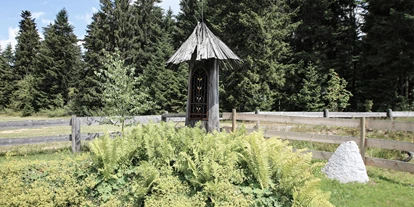 Wellnessurlaub - Private Spa - Otterbach (Sankt Florian am Inn) - INNs HOLZ Chaletdorf Kapelle im Sommer - INNs HOLZ Chaletdorf