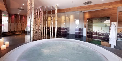 Wellnessurlaub - Private Spa - Otterbach (Sankt Florian am Inn) - INNs HOLZ Chaletdorf Wellnessbereich im angrenzenden INNs HOLZ Natur- & Vitalhotel****s Indoorwhirlpool - INNs HOLZ Chaletdorf