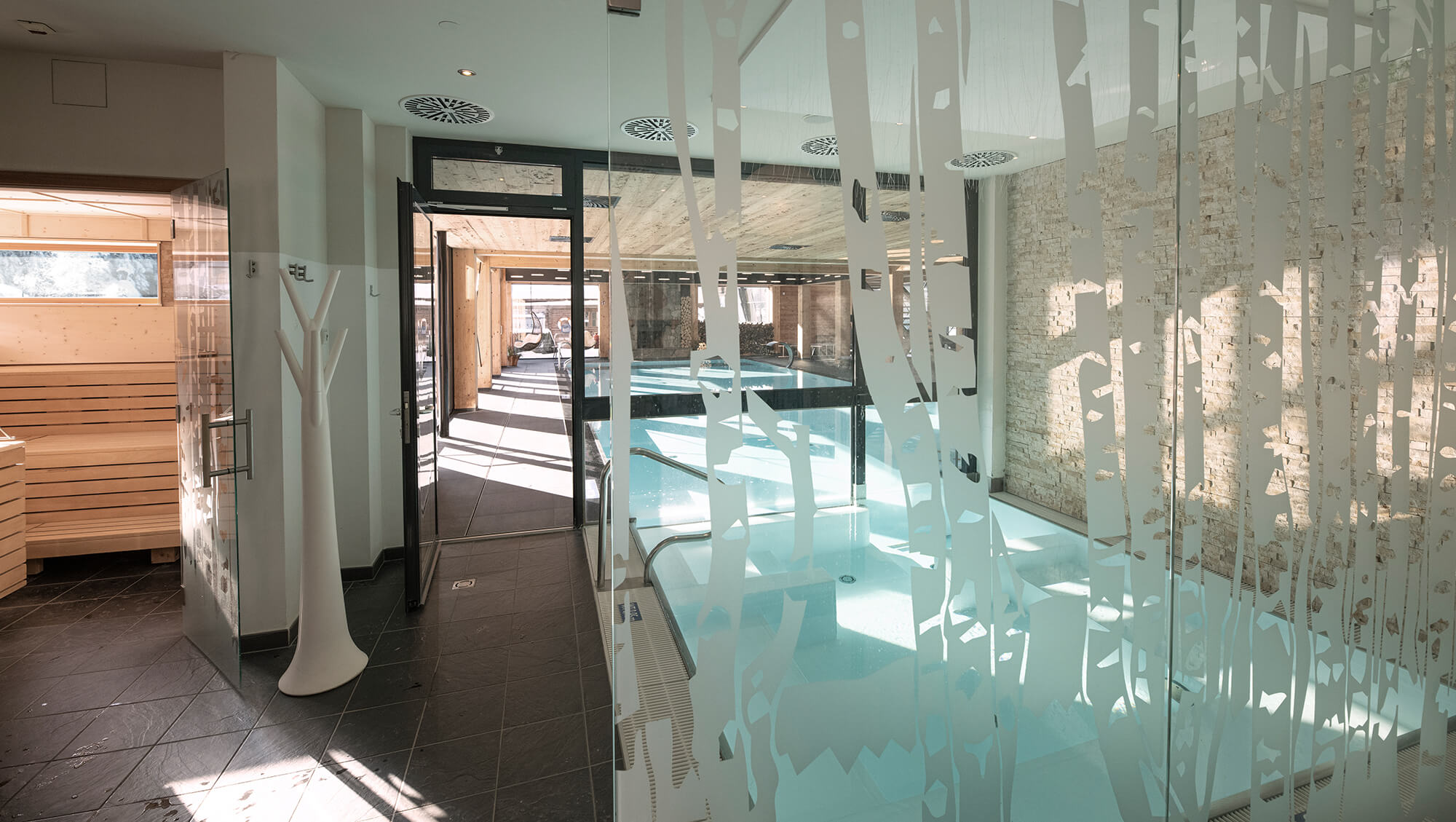 Wellnesshotel: INNs HOLZ Chaletdorf Indoorpool mit Blick in die Seesauna - INNs HOLZ Chaletdorf - Sauna | Spa, Wasser