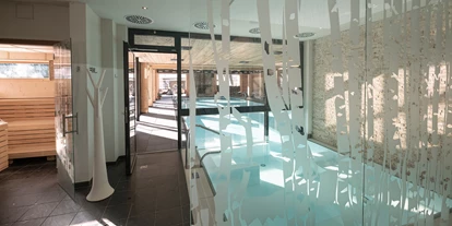 Wellnessurlaub - Private Spa - Otterbach (Sankt Florian am Inn) - INNs HOLZ Chaletdorf Indoorpool mit Blick in die Seesauna - INNs HOLZ Chaletdorf