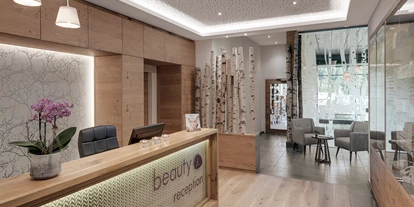 Wellnessurlaub - Private Spa - Otterbach (Sankt Florian am Inn) - INNs HOLZ Chaletdorf Spa-Bereich im angrenzenden INNs HOLZ Natur- & Vitalhotel****s Beautyrezeption - INNs HOLZ Chaletdorf