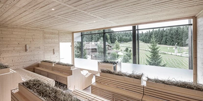 Wellnessurlaub - Private Spa - Otterbach (Sankt Florian am Inn) - INNs HOLZ Chaletdorf Heusauna mit Blick auf den Böhmerwald im Wellnessbereich des angrenzenden INNs HOLZ Natur- & Vitalhotels****s  - INNs HOLZ Chaletdorf
