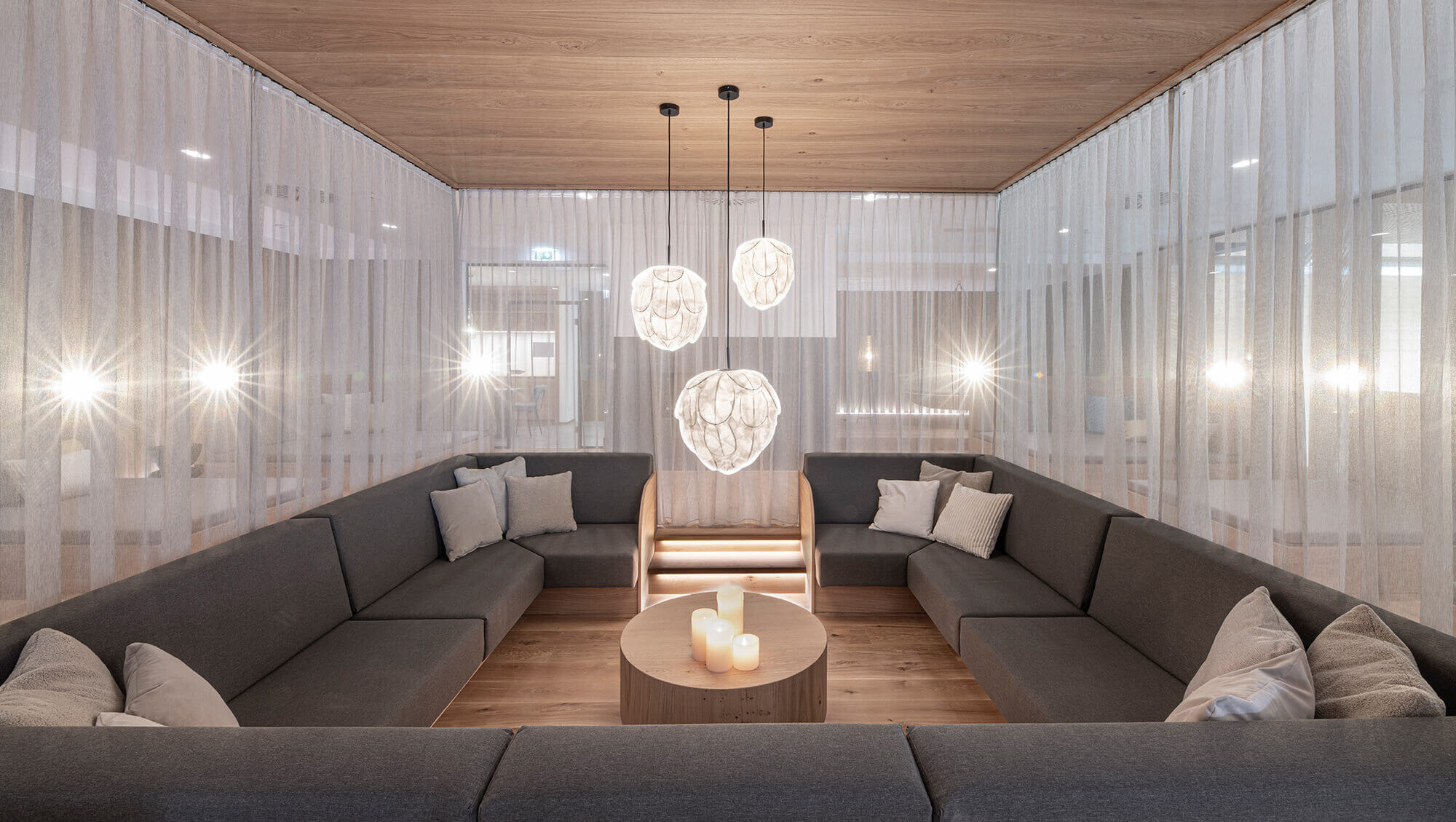 Wellnesshotel: INNs HOLZ Chaletdorf Ruhelounge im Wellnessbereich des angrenzenden INNs HOLZ Natur- & Vitalhotels****s  - INNs HOLZ Chaletdorf - Sauna | Spa