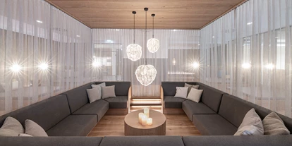 Wellnessurlaub - Private Spa - Otterbach (Sankt Florian am Inn) - INNs HOLZ Chaletdorf Ruhelounge im Wellnessbereich des angrenzenden INNs HOLZ Natur- & Vitalhotels****s  - INNs HOLZ Chaletdorf