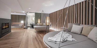 Wellnessurlaub - Private Spa - Otterbach (Sankt Florian am Inn) - INNs HOLZ Chaletdorf Ruheraum mit Schaukelbetten im Wellnessbereich des angrenzenden INNs HOLZ Natur- & Vitalhotels****s  - INNs HOLZ Chaletdorf