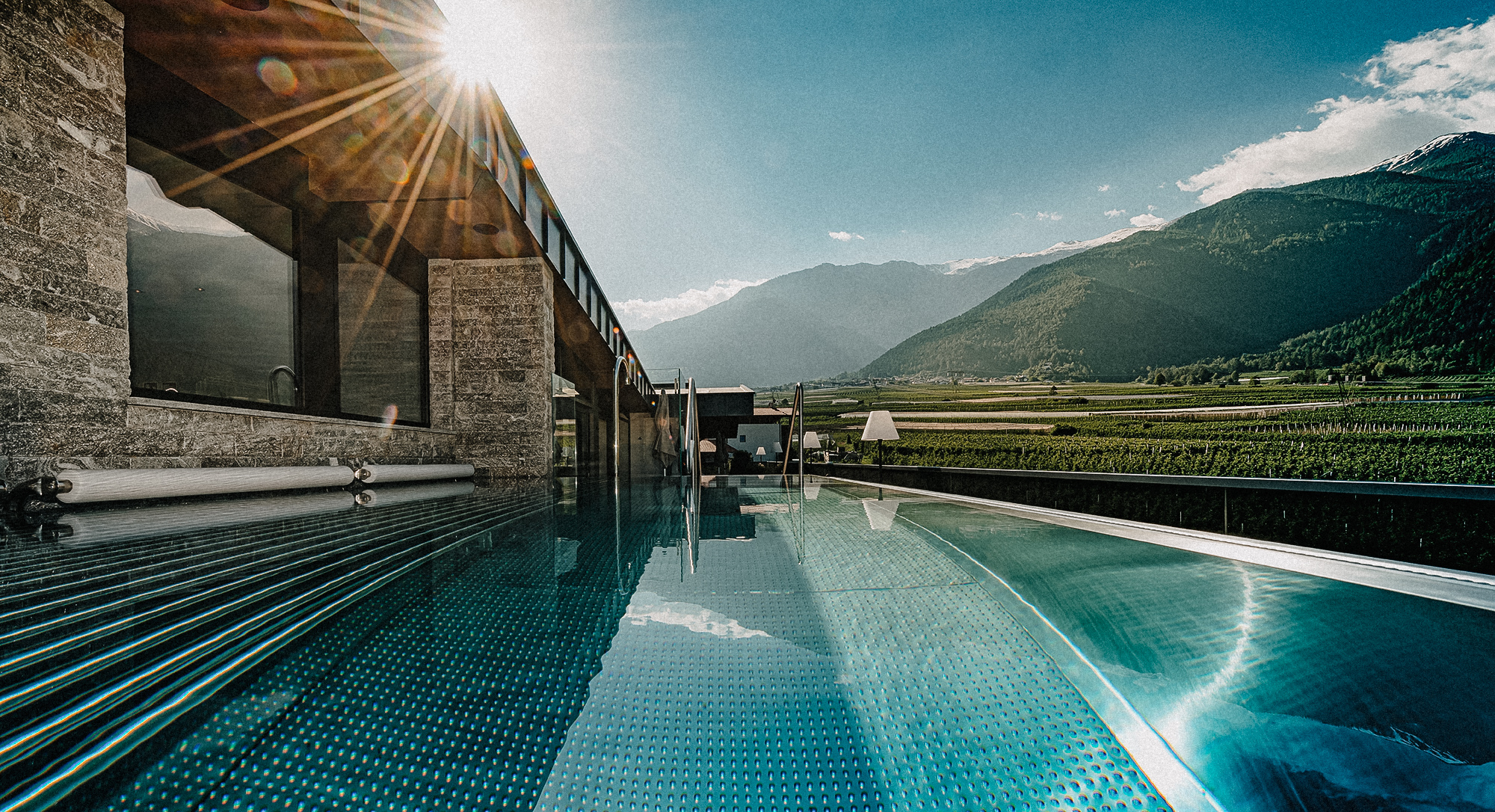 Wellnessurlaub - Unser Infinity Whirlpool mit Massageliegen im Sky Spa - Piris Jagdhof | DolceVita Adventure Experience