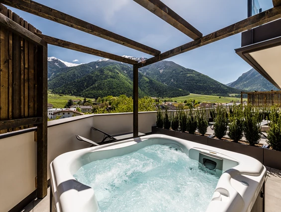 Wellnesshotel: Zimmer mit Whirlpool - matill – timeless boutique retreat