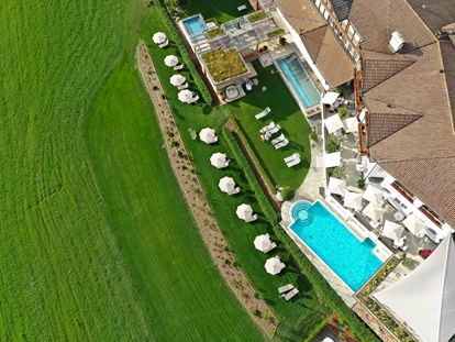 Wellnessurlaub - Dorf Tirol - Luftaufnahme neue Pools  - Mountain | Spa | Hotel Schönblick