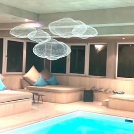 Wellnesshotel: Indoor-Pool mit Wohnzimmer Atmosphäre - Boutiquehotel Haidachhof