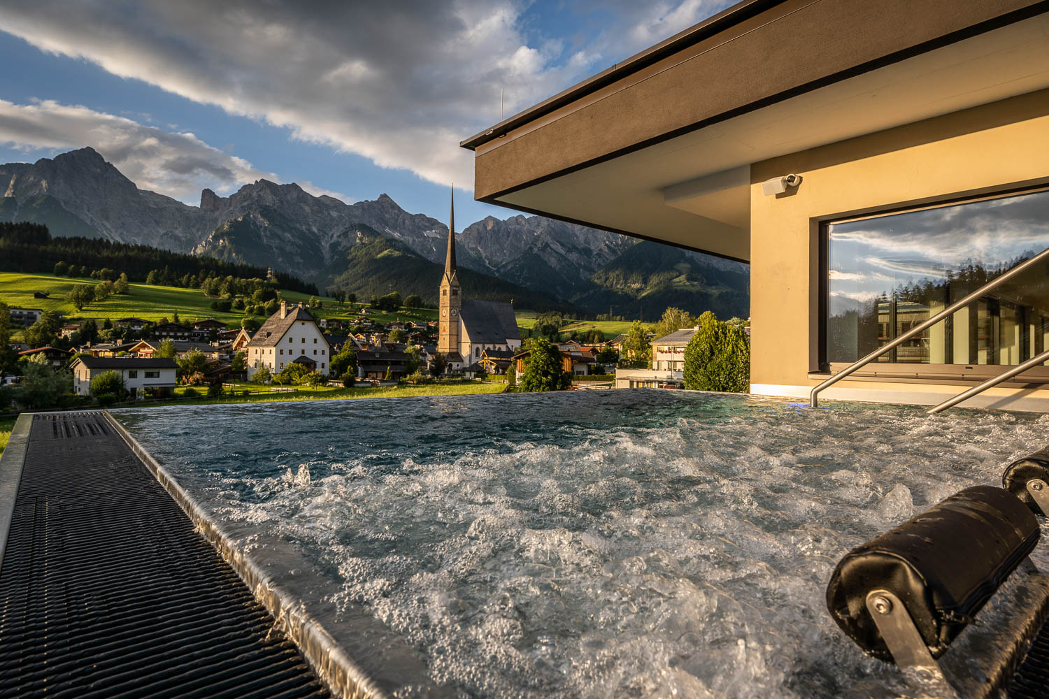 die HOCHKÖNIGIN - Mountain Resort Saunen und Bäder im Detail Whirlpool im QUEEN SPA