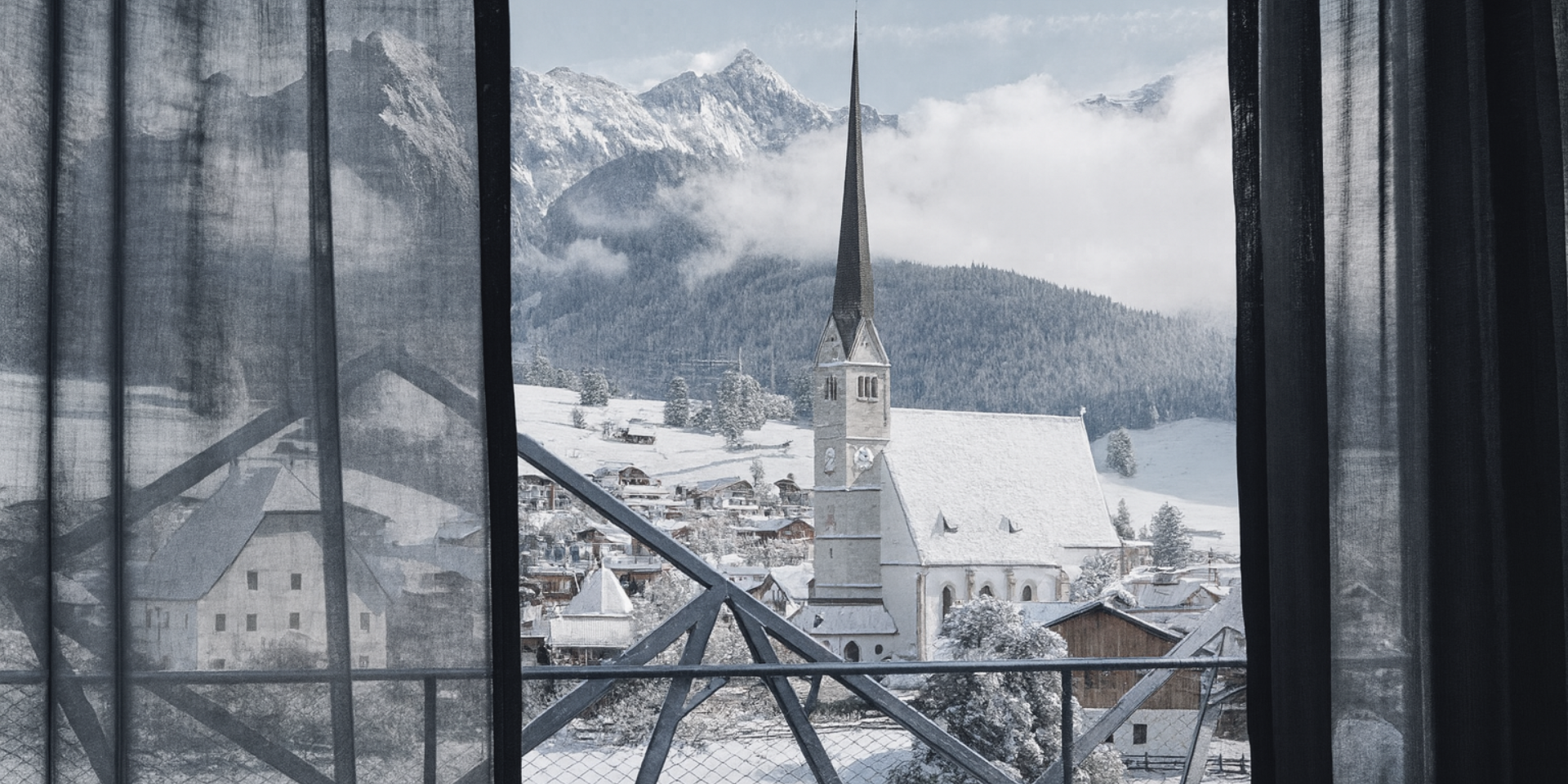Wellnesshotel: Ein Blick, der verzaubert: Vom Zimmer der HOCHKÖNIGIN fällt der Blick auf die verschneite Kirche von Maria Alm und das majestätische Steinerne Meer. Zwischen sanftem Licht, Bergen und Ruhe spürt man hier, was Winterglück wirklich bedeutet. Perfekt für ruhige Tage, Bergliebe und stilvollen Genuss im  - die HOCHKÖNIGIN - Mountain Resort