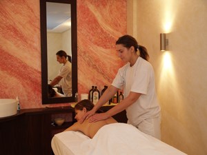 AKZENT Waldhotel Rheingau Behandlungen im Detail Massage