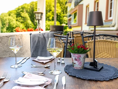 Wellnessurlaub - Hotel-Schwerpunkt: Wellness & Natur - Armsheim - Terrasse - AKZENT Waldhotel Rheingau